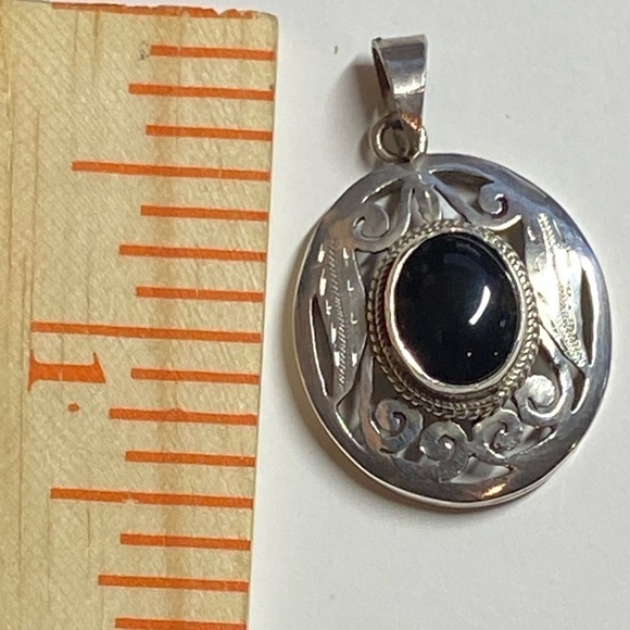 Elegant Silver and Black Pendant Necklace - Picture 2 of 7